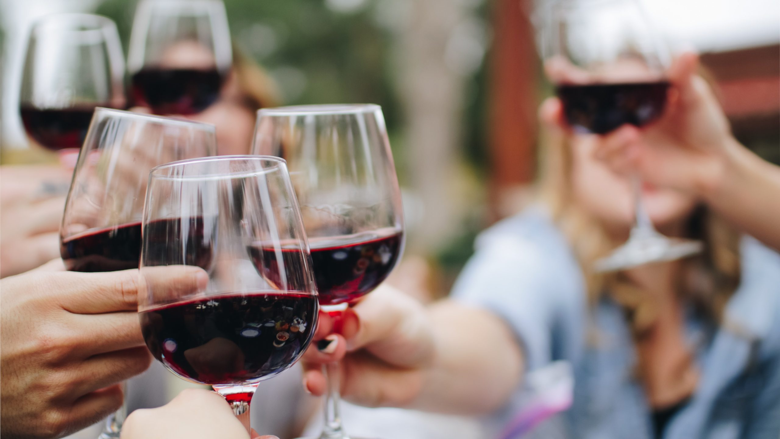 Vad är skillnaden mellan eleganta och fruktiga viner?